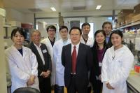 Prof. Tan Tieniu (middle) visits the CUHK-SIMM Joint Laboratory for Promoting Globalization of Traditional Chinese Medicine with Prof. Chan Wai-yee (2nd from left) and Prof. Lin Ge (3rd from right)